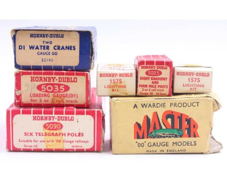 Hornby-Dublo small accessories: box of six 5090 Telegraph poles (E)(BVG); 5035 Loading Gauge (E)(BE) D1 Water Crane, brown (N