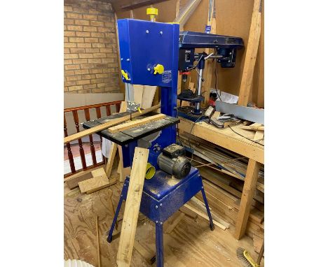 A Ferm FRTD-13/350 230v 5-speed pillar drill with 350 watt motorThis lot remains at the workshop in Bishops Stortford, collec