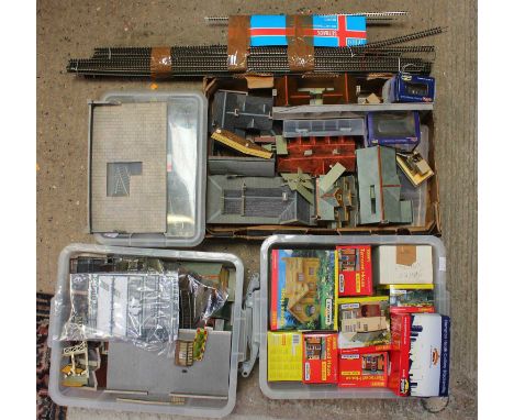 Four trays containing 00 gauge buildings, track and accessories, to include a Hornby Skaledale Misdale House, a Bachmann Bran
