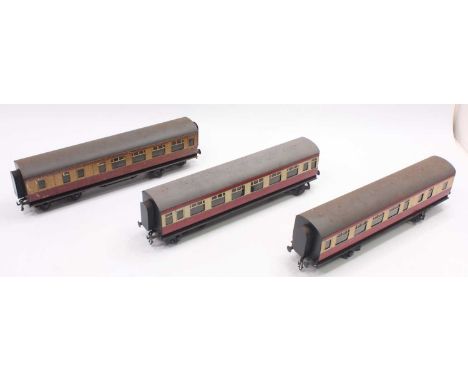 Three Bassett Lowke 0 gauge BR MK1 coaches, in crimson and cream, all unboxed, to include an open coach in very good conditio
