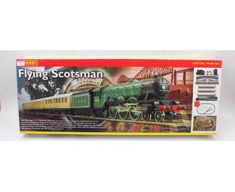Hornby R1019 Flying Scotsman set, comprising a Flying Scotsman A1 loco, in LNER green, three Gresley coaches, track, a contro