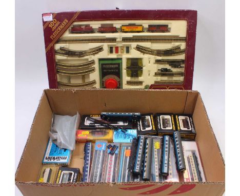 A mixed lot of N gauge to include a Fleischmann 9370 set, comprising a BR V100 class, in DB maroon, three wagons, track, and 