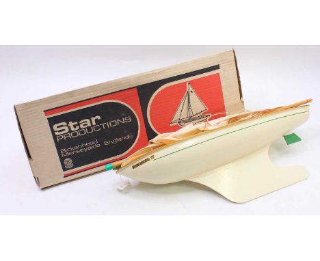Star Productions SY/4 18” pond yacht, ‘Endeavour IV’ solid hull, white hull with green line on hull just below deck level, gr