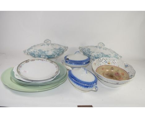 CERAMIC ITEMS INCLUDING TWO CASSEROLES AND COVERS WITH GREEN FLORAL DESIGN, SMALL SAUCE BOATS AND COVERS AND GREEN GLAZED SER