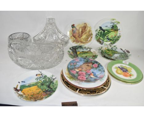 BOX CONTAINING TWO CUT GLASS FRUIT BOWLS AND A FURTHER FLOWER VASE AND QUANTITY OF CERAMIC FRUIT PAINTED PLATES