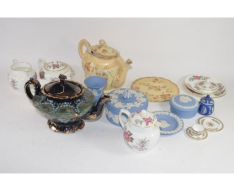 BOX CONTAINING WEDGWOOD JASPERWARES INCLUDING PIN TRAYS, BLUE COLOURED BOWL AND COVER, CERAMIC ITEMS INCLUDING A WEDGWOOD PAR