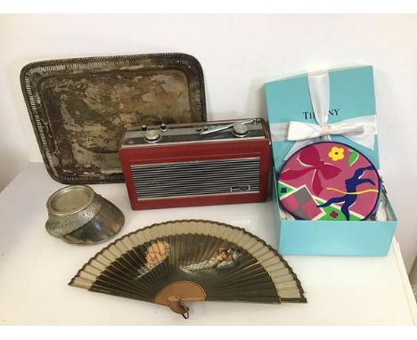 A mixed lot including a vintage Roberts R900 radio (17cm x 30cm x 10cm), a novelty ashtray formed from a horse's hoof and ins