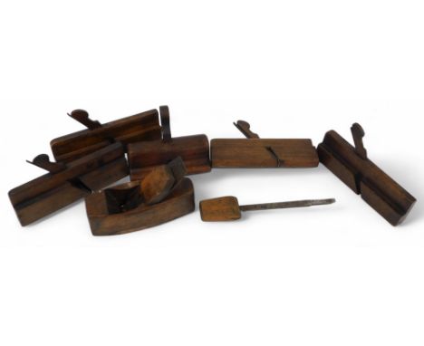 A group of vintage moulding planes, including a tooth router plane, and a block plane. (7)
