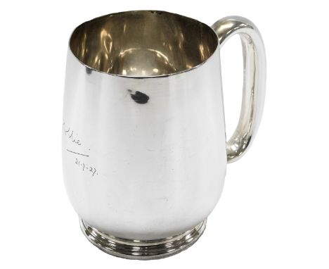 A George V plain silver mug, with plain C shaped handle, raised on a plain foot, inscribed 'Mollie 21-7-27', 11.5cm high, mak