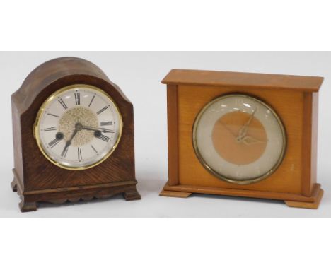 A Hac German oak cased mantel clock, the silvered circular dial bearing Roman numerals, eight day movement, the case 21cm hig