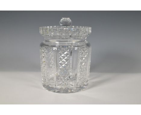 This exquisite clear crystal biscuit barrel from Waterford's Hibernia collection features a round body adorned with intricate