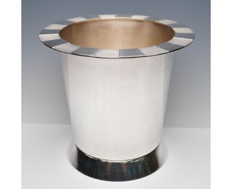 A sleek and refined silver-plated champagne ice bucket by the esteemed French luxury silversmith Christofle, known for timele