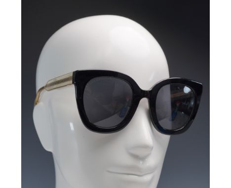 Iconic and chic, these Gucci oversized cat-eye sunglasses model GG0564S are a glamorous blend of classic elegance and modern 