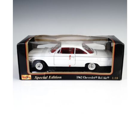 This 1:18 scale die-cast model from Maisto's Special Edition series features the 1962 Chevrolet Bel Air, meticulously recreat