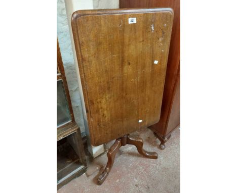 A 76cm 19th Century mahogany tilt-top table, set on turned pillar and tripod base a/f