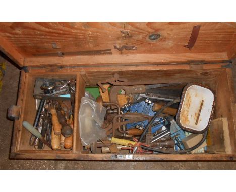 A lift-top pine trunk with painted finish and lino covered top and rope handles with fitted compartment to interior containin