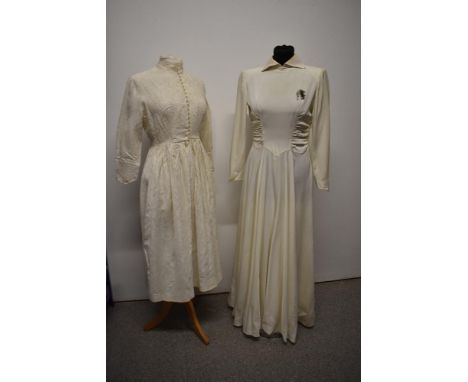 A 1930s cream wedding dress, having gathered bodice, full skirt, collar, side zip and short zips to nape and pointed cuufs, s