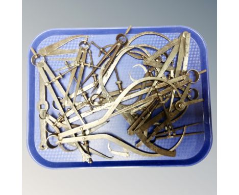A tray of vintage callipers and dividers 