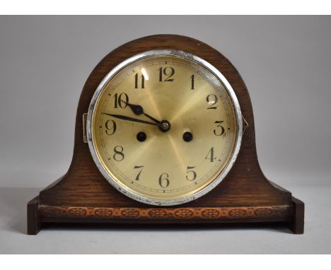 A Mid 20th Century Oak Mantle Clock, 29cm wide 