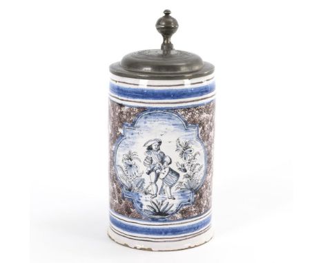 Barocker Fayence-Walzenkrug mit TrommlerBlaue Pinselmarke "K" mit 3 Punkten auf Glasurfleck, wohl Nürnberg. Mitte 18. Jh.    