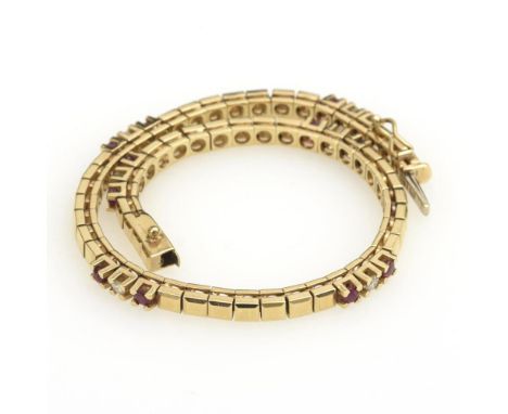 Armband mit Rubinen und Diamanten            Gelbgold 14 k gestempelt. L 19,5 cm. 17,2 g.             12 kleine Rubine und 6 