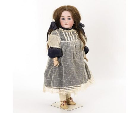 Puppe mit blauen HaarschleifenKämmer &amp; Reinhardt. Gemarkt "Halbig K &amp; R 66". Um 1900.             Biskuitporzellan, M