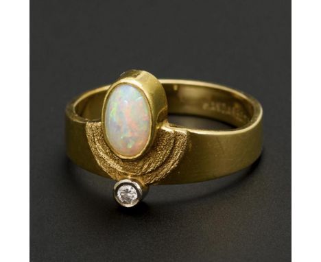 Designerring mit Opal und Brillant            Gelbgold 585 gestempelt. HANDARBEIT. Ringgröße 58. 5,3 g.             Zargengef