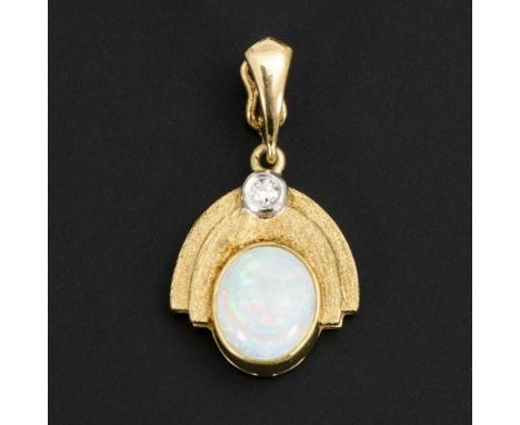 Klipp-Anhänger mit Opal und Brillant            Gelbgold 585 gestempelt. HANDARBEIT. 1,4 x 1,5 cm. 3,4 g.             In offe