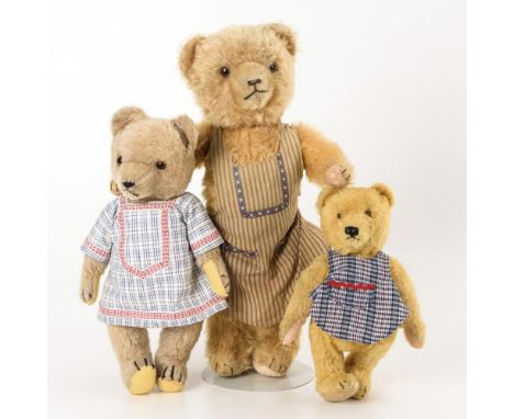 3 blonde TeddysHermann und Steiff. Ungemarkt. 1960er Jahre.             Mohair. L 28/36/47 cm.             1x Hermann, mit ka