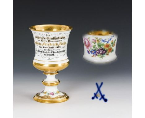 Pokal mit WidmungMeissen. Knaufschwerter, 1854, 1. Wahl.             Polychrom bemalt, reich goldstaffiert. H 17 cm.         