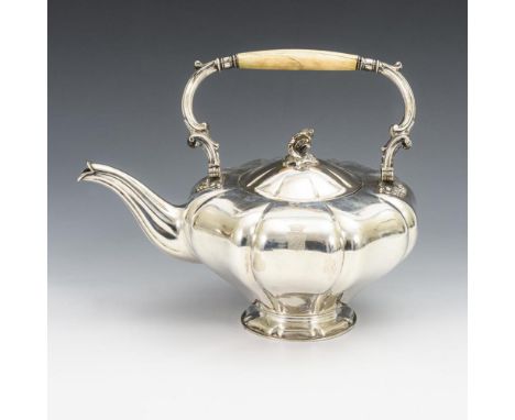 Silberne Teekanne mit AdelskroneBeschauzeichen mit K/Meisterzeichen C gepunzt. 19. Jh. Berlin.             H 24 cm. 901 g.   