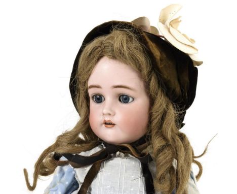 Blondes PuppenmädchenKämmer &amp; Reinhardt. Gemarkt "Simon &amp; Halbig / K &amp; R 66", mit "W" auf der Stirn. Um 1900.    