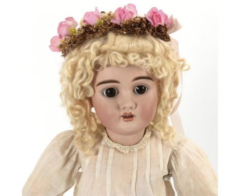 Große blonde MädchenpuppeMax Handwerck. Gemarkt "421 15 Germany M. Handwerck 6". Um 1921.             Biskuitporzellan, Masse