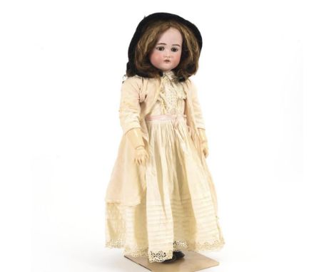 Großes PuppenmädchenKämmer & Reinhardt. Gemarkt "S & H K & R 73".             Biskuitporzellan, Masse. L 73 cm.             K