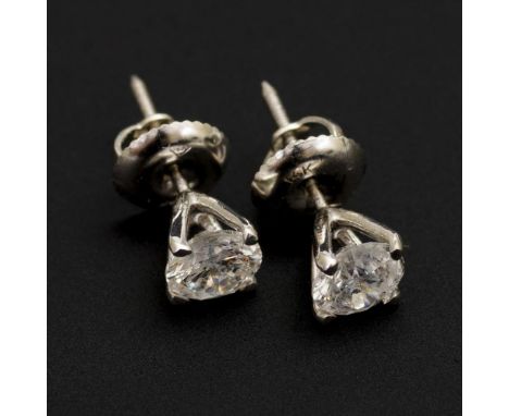Ohrringpaar mit Brillanten            Weißgold 14 K gestempelt. 0,5 x 0,5 cm. Brillanten zusammen 1,01 ct/D-E/si 1. 0,8 g.   
