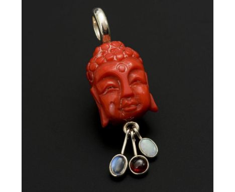 Buddhakopfanhänger Bambuskoralle mit Mondstein, Opal und Turmalin            Silberöse und -zargen geprüft. 6 x 2 cm. 20,9 g.