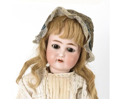 Große PuppeKämmer &amp; Reinhardt. Gemarkt "K &amp; R / Simon &amp; Halbig 46", mit "W" an der Stirn.             Biskuitporz