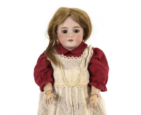 Puppenmädchen mit PerlenketteHeinrich Handwerck. Gemarkt "Germany Simon &amp; Halbig Heinrich Handwerck 3''. Um 1900.        