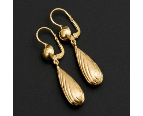 Ohrhängerpaar            Gelbgold 18 K gestempelt. L 4 cm. 5,2 g.             Reliefierte Tropfenabhängungen an Federbügeln  