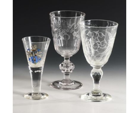 2 große Kelchgläser und 1 Wappenglas19. Jh.             Farbloses, 1x leicht manganstichiges Glas; 1x polychrome Emailmalerei