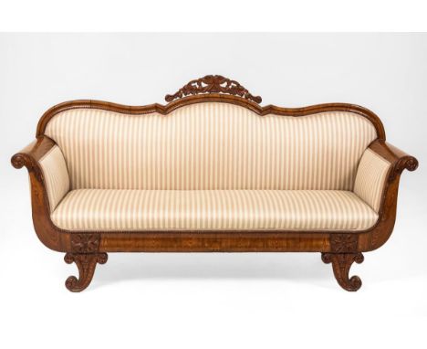 Elegantes Spätbiedermeier-Sofa2. Hälfte 19. Jh.             Nussbaum furniert. Ca. 115 x  220 x 65 cm.             Ausladende