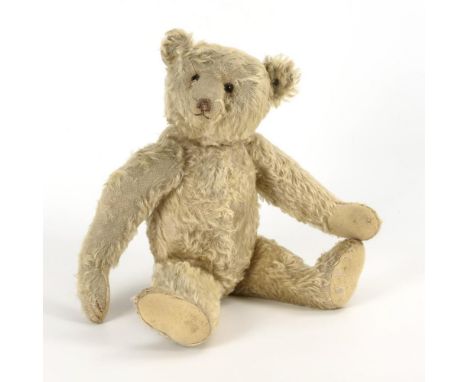 Weißer TeddybärSteiff. Knopf im Ohr (mit heruntergezogenem 'f'). Um 1925.             Mohair. L 52 cm.             Steiff-Bär