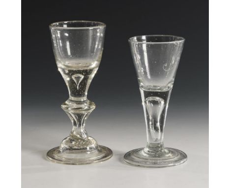 2 barocke Kelchgläser2. H. 18. Jh.             Farbloses, etwas blasiges Glas. H 15 und 16,5 cm.             1x konische, in 