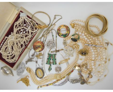 A The Highland Light Infantry sweetheart brooch, a vintage Wedgwood plaque and marcasite pendant necklace and other items Con