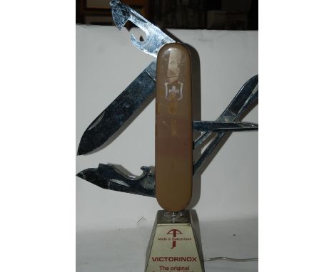 Victorinox shop display model Swiss army Knife, the blades electrically powered to open and shut continuously, 60cm high (af)
