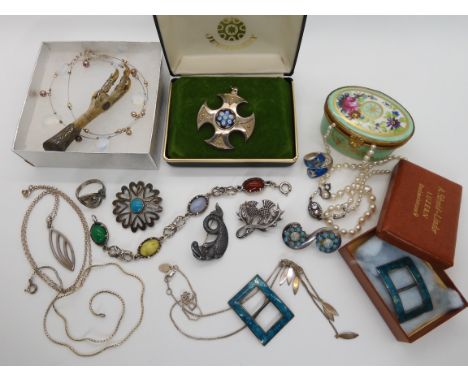 A silver Caithness glass pendant, John Hart Dolphin brooch, silver Scottish pebble bracelet etc Condition Report: Not availab