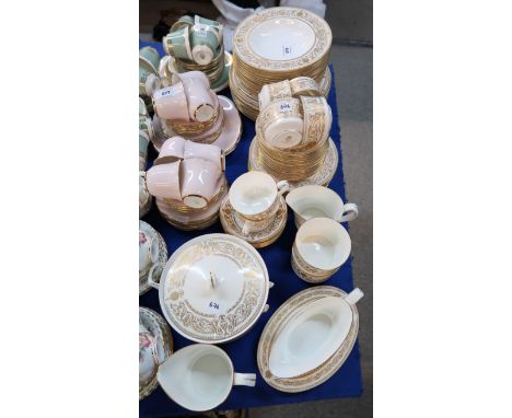 Royal Worcester Hyde Park dinner wares including soup bowls, dinner plates, side plates, cups and saucers, pudding bowls, sau