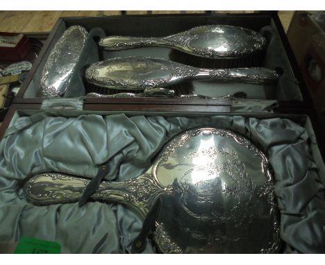 Silver dressing table set in fine wood (Chester 1912/13)