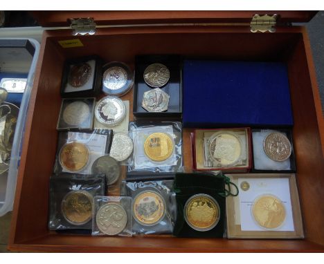 Fine collection of coins including 1937 Coronation Crown, 2 decorative 'D' Day Crowns, 1937 Coronation Crown further 1935 Cro