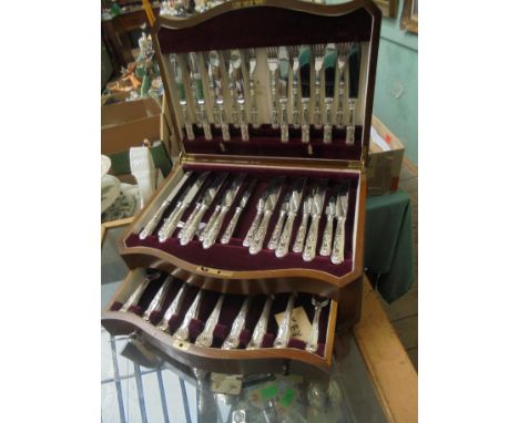 VINERS OAK CANTEEN (8 PLACE SETTING) OF SILVER HANDLED, KINGS PATTERN CUTLERY (SHEFFIELD 1963)